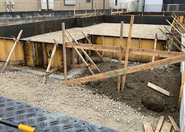 【玄関_2】玄関は、狭すぎると複数人で使いにくく、広すぎても無駄な空間になりがちです。最低2畳を目安にして、家の広さとの兼ね合いや家族の人数を考慮して決めるとよいでしょう。現地を見学して快適な玄関を選びましょう！