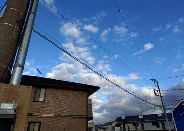 【物件からの展望_2】眺望を気にして物件を探す場合、前面に建物が建っていないか現地で確認しましょう！前面に建物があると景色はもちろん、日当たりや風通しにも影響が出てきます。住んだ時のことを想像しながら現地見学をしましょう。