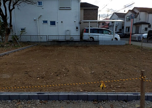 【外観_3】現地に行くなら、物件の周囲の地形がどうなっているかを見ることも大切です。周辺より低くなっている土地では、大雨などで水が集まりやすいため、地盤が弱くなっているということも考えられるため、注意が必要です。