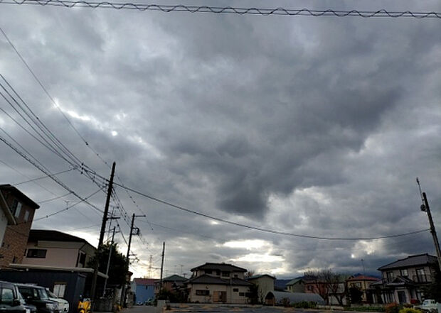 【物件からの展望_2】眺望を気にして物件を探す場合、前面に建物が建っていないか現地で確認しましょう！前面に建物があると景色はもちろん、日当たりや風通しにも影響が出てきます。住んだ時のことを想像しながら現地見学をしましょう。