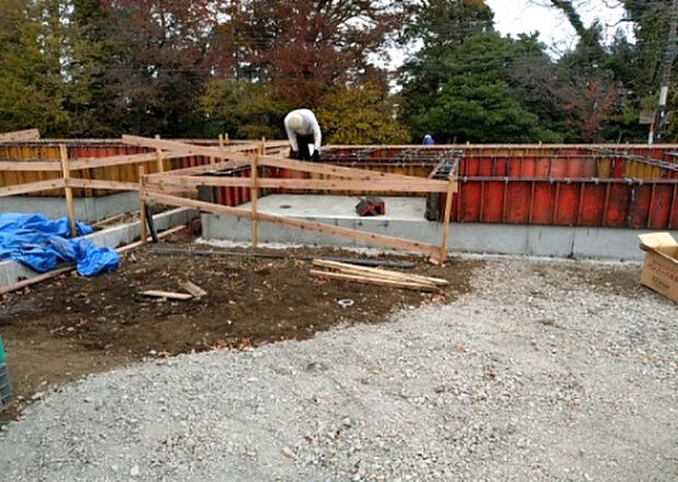 【玄関】玄関は家の顔でもあり、家族以外の目にも止まる場所です。玄関は外との間を仕切る扉、靴などをしまっておく収納スペース、靴脱ぎのたたきスペース、来客とのやり取りをするドアホンなど複数のアイテムからなります。