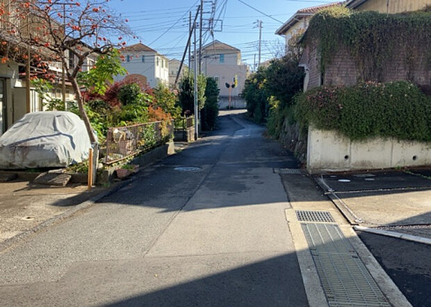 【物件からの展望_2】眺望を気にして物件を探す場合、前面に建物が建っていないか現地で確認しましょう！前面に建物があると景色はもちろん、日当たりや風通しにも影響が出てきます。住んだ時のことを想像しながら現地見学をしましょう。