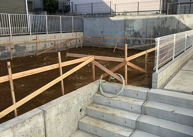 【玄関】玄関は家の顔でもあり、家族以外の目にも止まる場所です。玄関は外との間を仕切る扉、靴などをしまっておく収納スペース、靴脱ぎのたたきスペース、来客とのやり取りをするドアホンなど複数のアイテムからなります。