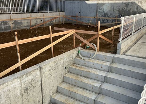 【玄関_2】玄関は、狭すぎると複数人で使いにくく、広すぎても無駄な空間になりがちです。最低2畳を目安にして、家の広さとの兼ね合いや家族の人数を考慮して決めるとよいでしょう。現地を見学して快適な玄関を選びましょう！