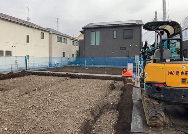 【玄関_2】玄関は、狭すぎると複数人で使いにくく、広すぎても無駄な空間になりがちです。最低2畳を目安にして、家の広さとの兼ね合いや家族の人数を考慮して決めるとよいでしょう。現地を見学して快適な玄関を選びましょう！