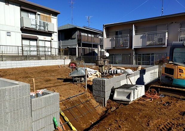 【外観_3】現地に行くなら、物件の周囲の地形がどうなっているかを見ることも大切です。周辺より低くなっている土地では、大雨などで水が集まりやすいため、地盤が弱くなっているということも考えられるため、注意が必要です。