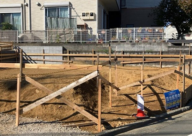 【構造・工法・仕様_2】ベタ基礎とは、柱の位置に関係なく全体に基礎がある事を指し、面積が大きい分建物の重さを全体に分散できます。また、地面からの湿気や害虫を遮断でき、木造住宅で心配されるシロアリ被害を防ぐ効果も期待できます。