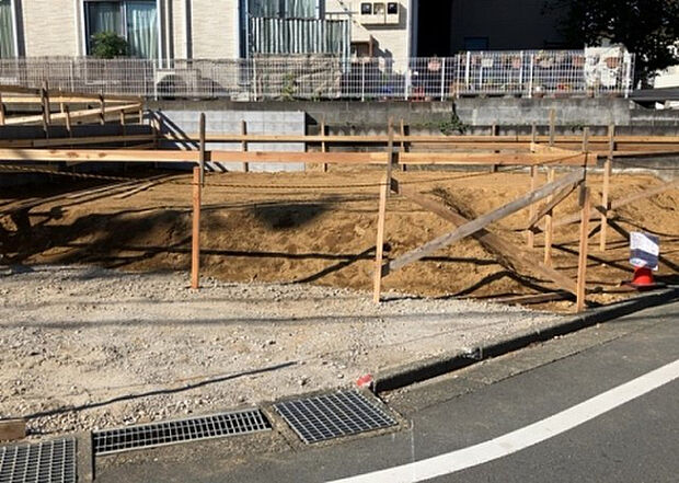 【庭_2】庭のある家に住むことのメリットとして、子どもたちの遊び場を確保できること、ガーデニングや家庭菜園を楽しめること、明るさを確保できることがあります。また、配置を工夫することでプライバシーが確保できます。