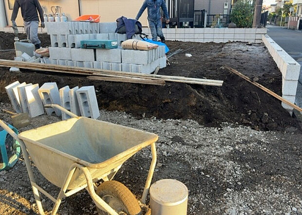 【構造・工法・仕様_2】ベタ基礎とは、柱の位置に関係なく全体に基礎がある事を指し、面積が大きい分建物の重さを全体に分散できます。また、地面からの湿気や害虫を遮断でき、木造住宅で心配されるシロアリ被害を防ぐ効果も期待できます。