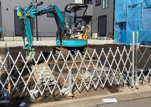 【外観_3】現地に行くなら、物件の周囲の地形がどうなっているかを見ることも大切です。周辺より低くなっている土地では、大雨などで水が集まりやすいため、地盤が弱くなっているということも考えられるため、注意が必要です。