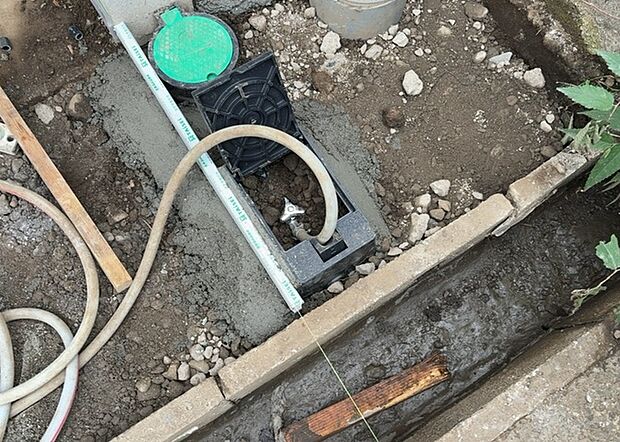 【外水栓】外水栓は、庭の水やりや洗車など、様々な用途に使える便利な設備です。ホースがしっかりと接続できるもの、水圧が安定しているものなど、使い勝手の良いものを選びましょう。また、凍結防止機能が付いているものなら、冬場でも安心して使用できます。