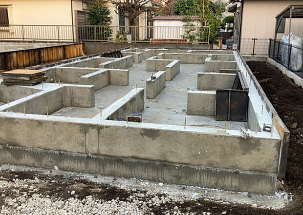 【外観_3】現地に行くなら、物件の周囲の地形がどうなっているかを見ることも大切です。周辺より低くなっている土地では、大雨などで水が集まりやすいため、地盤が弱くなっているということも考えられるため、注意が必要です。