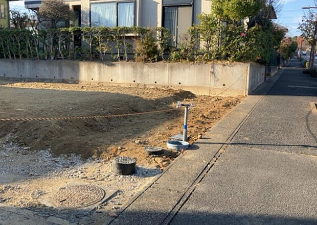 【庭_2】庭のある家に住むことのメリットとして、子どもたちの遊び場を確保できること、ガーデニングや家庭菜園を楽しめること、明るさを確保できることがあります。また、配置を工夫することでプライバシーが確保できます。
