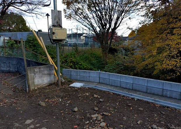 【玄関】玄関は家の顔でもあり、家族以外の目にも止まる場所です。玄関は外との間を仕切る扉、靴などをしまっておく収納スペース、靴脱ぎのたたきスペース、来客とのやり取りをするドアホンなど複数のアイテムからなります。