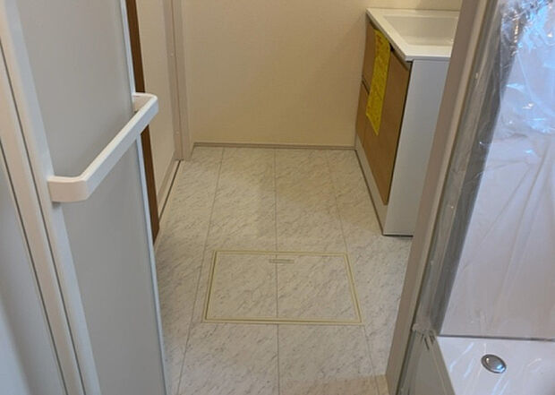 【脱衣場】多くの戸建て住宅で見かける洗面脱衣所は、洗面台と洗濯機が2畳ほどのスペースに並べられていて、洗面所が脱衣所を兼ね備えている間取りが一般的です。お客様が利用することもある、パブリックな空間でもあります。