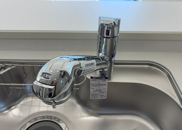 【キッチン水栓】キッチン水栓は、毎日必ず使うものだからこそ、使いやすさが重要です。シャワーヘッドの切り替えがスムーズか、吐水量が調節できるか、水しぶきが飛び散りにくい構造か、浄水機能が付いているかなど、日々の家事を快適にするための機能が数多くあります。また、デザインも多種多様なので、キッチン全体の雰囲気に合わせたものを選ぶことができます。