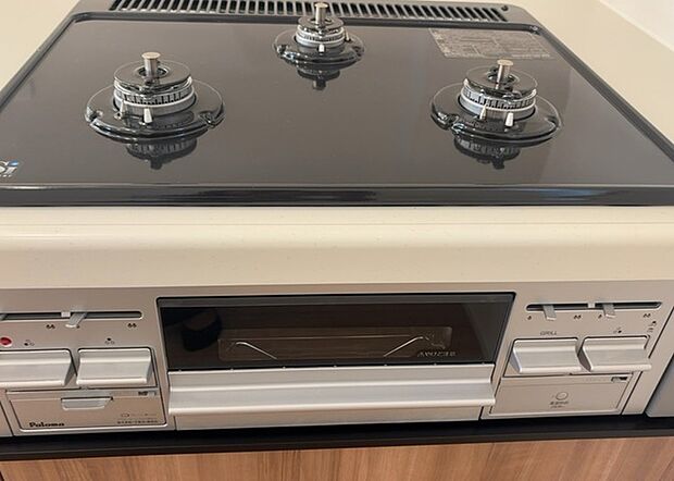 【キッチンコンロ】キッチンコンロは、料理の質を大きく左右する重要な設備です。火力調整のしやすさ、グリル機能の有無、安全装置の充実度など、選ぶポイントがたくさんあります。特に、IHクッキングヒーターは、お手入れのしやすさや安全性が高く、近年人気が高まっています。