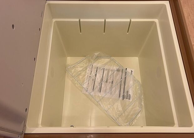 【キッチン床下収納】キッチン床下収納は、調理器具や食器などをスッキリと収納できる便利なスペースです。収納量が多いもの、引き出しがスムーズに開閉するものなど、使い勝手の良いものを選ぶことが大切です。また、湿気がこもりやすい場所なので、通気性の良いものを選ぶこともおすすめです。