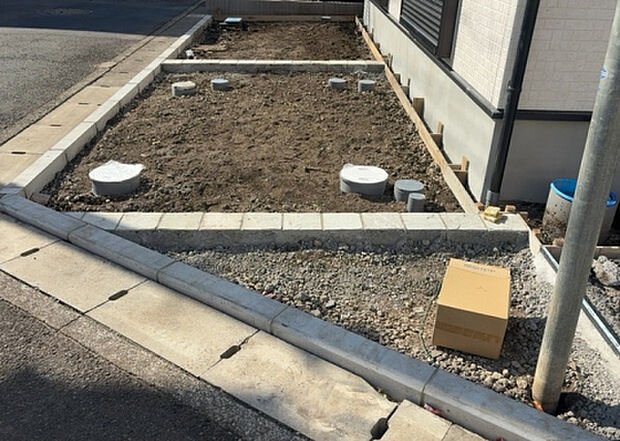 【駐車場】駐車場と明記されていても、最小スペースでつくられた駐車場だと大型車は駐車できなかったり、出入りしにくくなったりする可能性があります。お車のサイズと購入したい物件の駐車場のサイズを現地で確認しましょう。