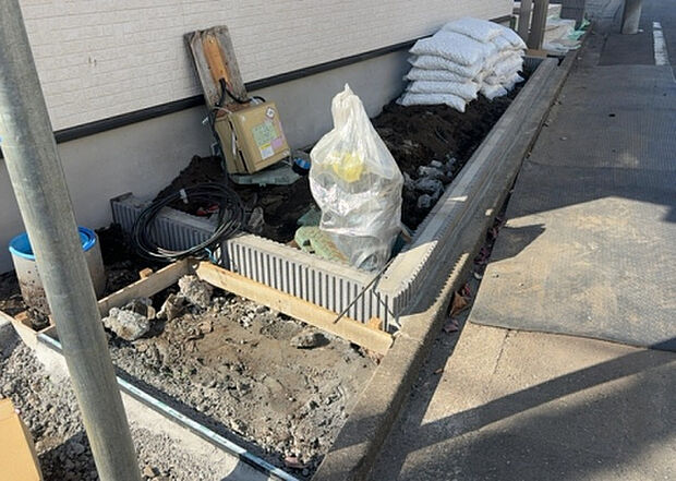 【庭】庭があることでガーデニングや家庭菜園はもちろん、こどもの遊び場やペットを放して遊ぶことができます。また、家の周囲に余裕があるということです。隣地との間があれば、十分な日当たりと、風通しが確保できます。