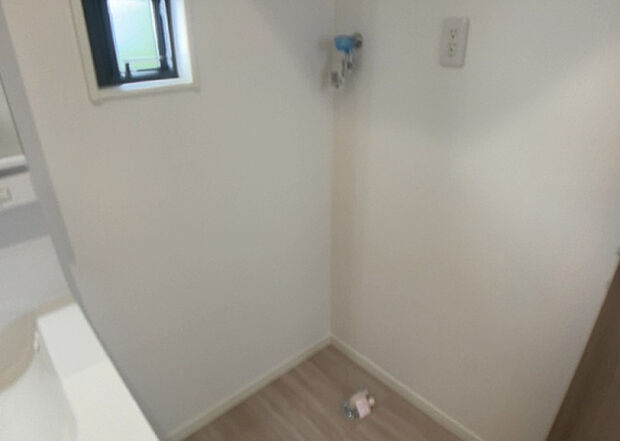 【ランドリースペース】ランドリースペースも気になります。洗濯機置場があり「洗う、干す、取り込む、アイロンがけ、たたむ」など、洗濯に関する家事をするための空間です。広さや収納など付帯設備も含めて、詳細は現地でご確認ください。