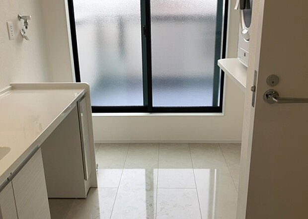 【脱衣場】多くの戸建て住宅で見かける洗面脱衣所は、洗面台と洗濯機が2畳ほどのスペースに並べられていて、洗面所が脱衣所を兼ね備えている間取りが一般的です。お客様が利用することもある、パブリックな空間でもあります。