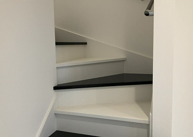 【内装】建物の上下階の通路である階段は、その位置によって動線や室内の印象が大きく左右されます。手摺にも重要な役割があり、転倒の防止・歩行や動作を円滑にして日常生活を支えることを主な目的として設置されています。