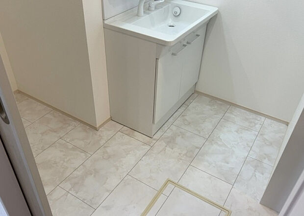 【脱衣場】多くの戸建て住宅で見かける洗面脱衣所は、洗面台と洗濯機が2畳ほどのスペースに並べられていて、洗面所が脱衣所を兼ね備えている間取りが一般的です。お客様が利用することもある、パブリックな空間でもあります。