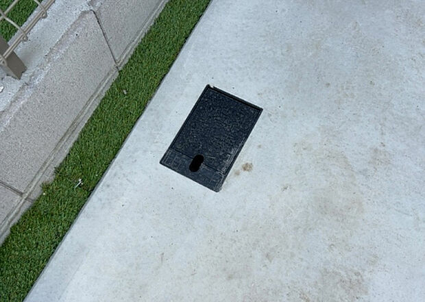 【その他設備】敷地内には、散水栓や立水栓があります。水道水を直接利用できるため、水を運ぶ手間を省くことが出来ます。大量の水を必要とする洗車作業や清掃などに役立ちます。その他設備とあわせて、現地でご確認ください。