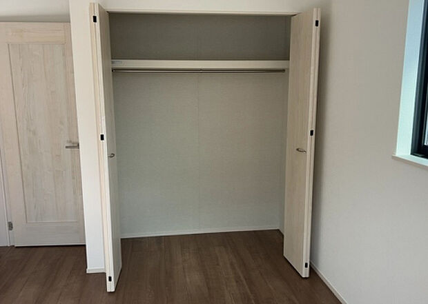 【ウォークインクローゼット】ウォークインクローゼットがあれば、クローゼット内でコーディネートが完成できますし、季節の変わり目に行う衣替えの手間も省けます。また、スーツケースなど大きいものもしまうことができ使い勝手がよいです。