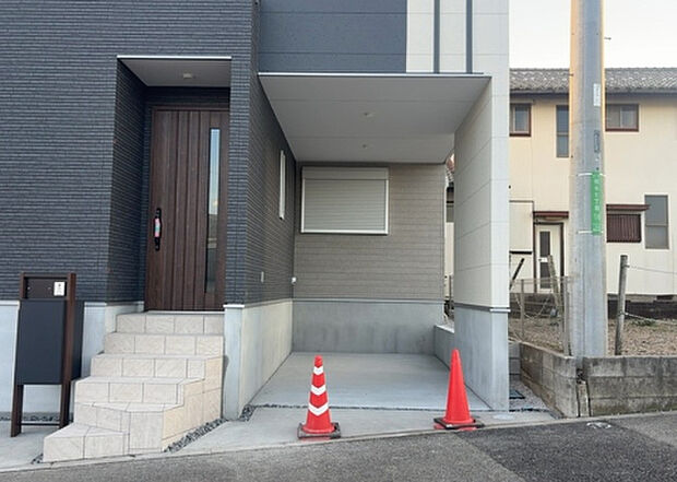 【駐車場】駐車場と明記されていても、最小スペースでつくられた駐車場だと大型車は駐車できなかったり、出入りしにくくなったりする可能性があります。お車のサイズと購入したい物件の駐車場のサイズを現地で確認しましょう。