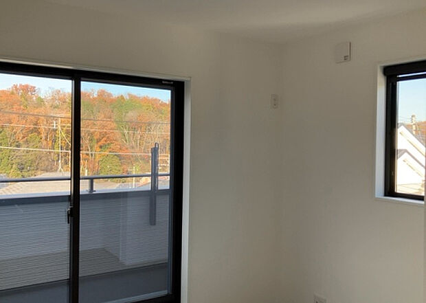 【洋室】洋室のメリットは重い家具が置きやすく、身の回りが整理しやすいことです。 床がフローリングのため畳とは異なり凹みにくいです。 クローゼットなど収納が豊富で、普段使わない旅行カバンや服の整頓も簡単にです。