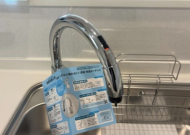 【キッチン水栓】キッチン水栓は、毎日必ず使うものだからこそ、使いやすさが重要です。シャワーヘッドの切り替えがスムーズか、吐水量が調節できるか、水しぶきが飛び散りにくい構造か、浄水機能が付いているかなど、日々の家事を快適にするための機能が数多くあります。また、デザインも多種多様なので、キッチン全体の雰囲気に合わせたものを選ぶことができます。