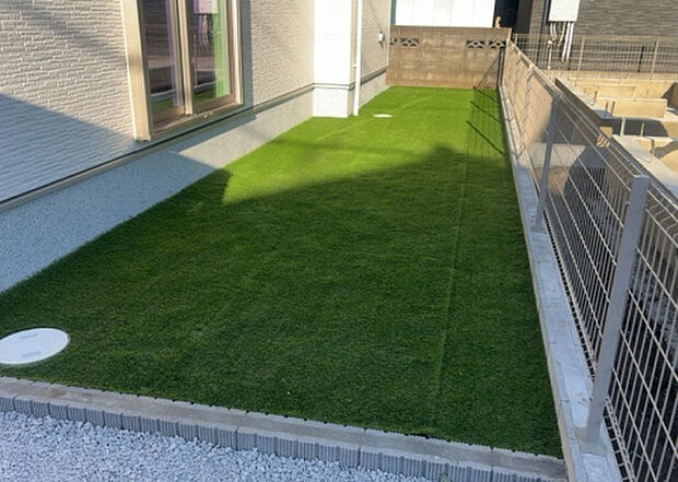 【庭】庭があることでガーデニングや家庭菜園はもちろん、こどもの遊び場やペットを放して遊ぶことができます。また、家の周囲に余裕があるということです。隣地との間があれば、十分な日当たりと、風通しが確保できます。