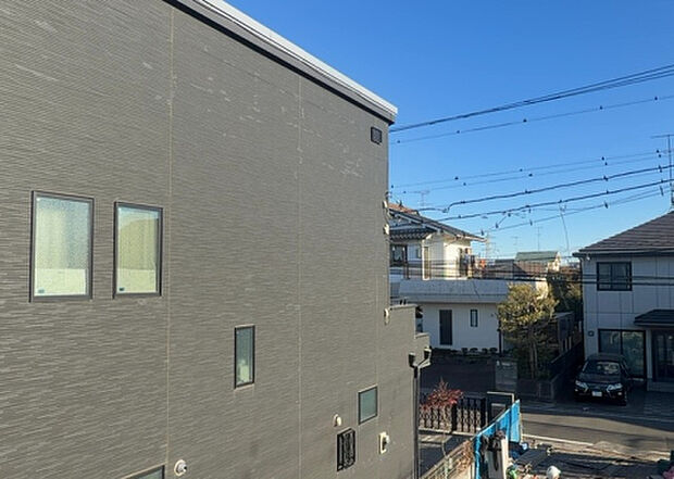 【物件からの展望】眺望を気にして物件を探す場合、前面に建物が建っていないか現地で確認しましょう！前面に建物があると景色はもちろん、日当たりや風通しにも影響が出てきます。住んだ時のことを想像しながら現地見学をしましょう。
