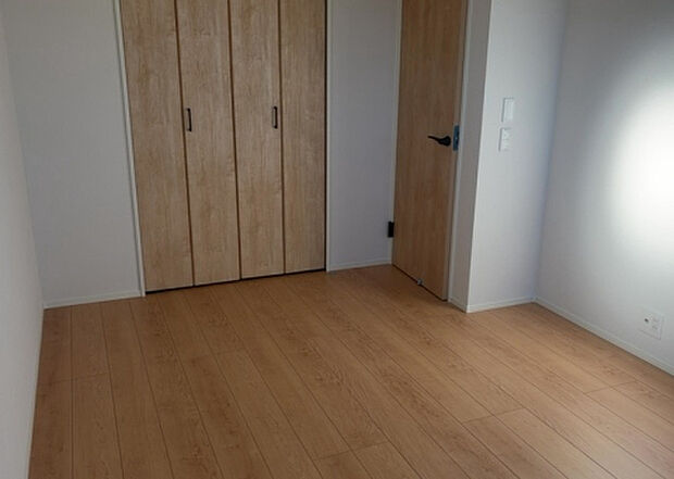 【洋室】洋室のメリットは重い家具が置きやすく、身の回りが整理しやすいことです。 床がフローリングのため畳とは異なり凹みにくいです。 クローゼットなど収納が豊富で、普段使わない旅行カバンや服の整頓も簡単にです。