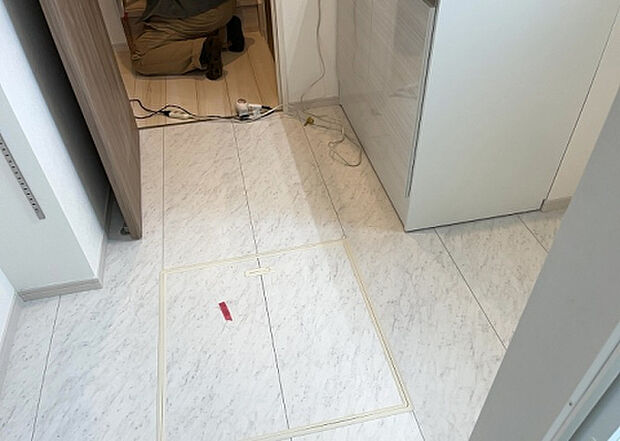 【脱衣場】多くの戸建て住宅で見かける洗面脱衣所は、洗面台と洗濯機が2畳ほどのスペースに並べられていて、洗面所が脱衣所を兼ね備えている間取りが一般的です。お客様が利用することもある、パブリックな空間でもあります。