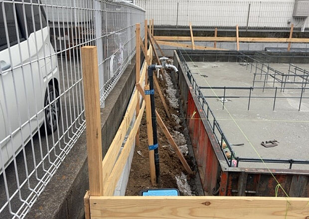 【その他設備】敷地内には、散水栓や立水栓があります。水道水を直接利用できるため、水を運ぶ手間を省くことが出来ます。大量の水を必要とする洗車作業や清掃などに役立ちます。その他設備とあわせて、現地でご確認ください。