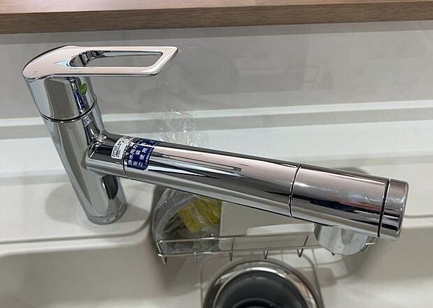 【キッチン水栓】キッチン水栓は、毎日必ず使うものだからこそ、使いやすさが重要です。シャワーヘッドの切り替えがスムーズか、吐水量が調節できるか、水しぶきが飛び散りにくい構造か、浄水機能が付いているかなど、日々の家事を快適にするための機能が数多くあります。また、デザインも多種多様なので、キッチン全体の雰囲気に合わせたものを選ぶことができます。