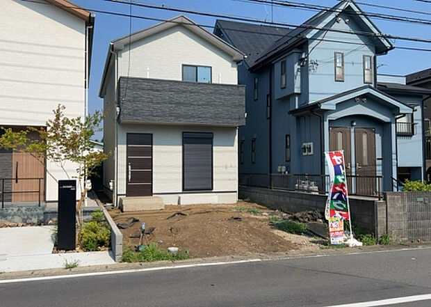 【前面道路含む現地写真_2】お持ちの車種によっては前面道路が広い方が便利でしょう。しかし、前面道路が広ければその分交通量が多くなるため、騒音などが気になる場合があります。実際に現地を見学し、周辺交通量や騒音などを確認しましょう！