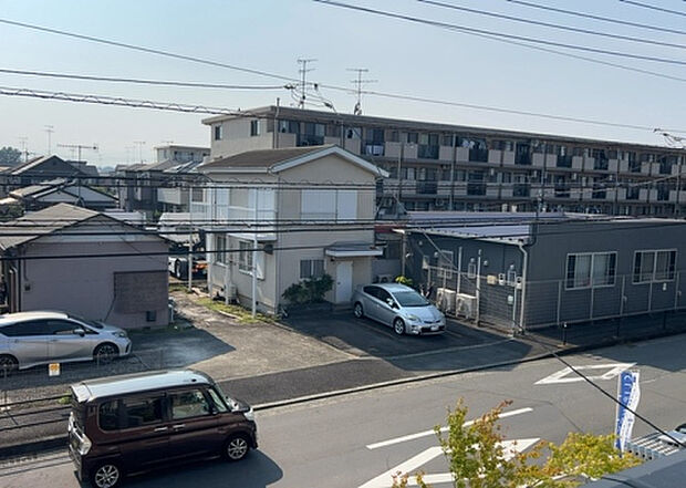 【物件からの展望】眺望を気にして物件を探す場合、前面に建物が建っていないか現地で確認しましょう！前面に建物があると景色はもちろん、日当たりや風通しにも影響が出てきます。住んだ時のことを想像しながら現地見学をしましょう。