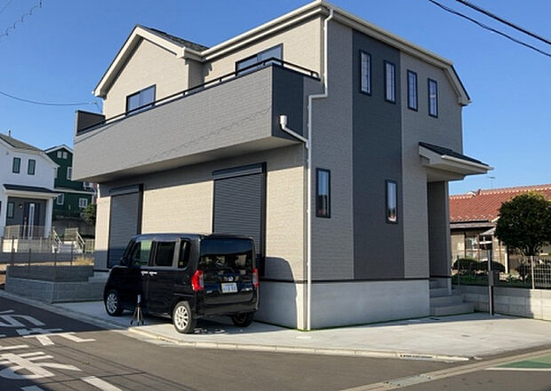 【前面道路含む現地写真_2】お持ちの車種によっては前面道路が広い方が便利でしょう。しかし、前面道路が広ければその分交通量が多くなるため、騒音などが気になる場合があります。実際に現地を見学し、周辺交通量や騒音などを確認しましょう！