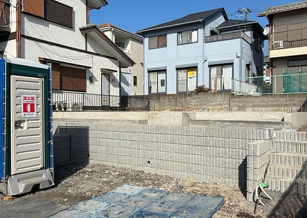 【外観_3】現地に行くなら、物件の周囲の地形がどうなっているかを見ることも大切です。周辺より低くなっている土地では、大雨などで水が集まりやすいため、地盤が弱くなっているということも考えられるため、注意が必要です。