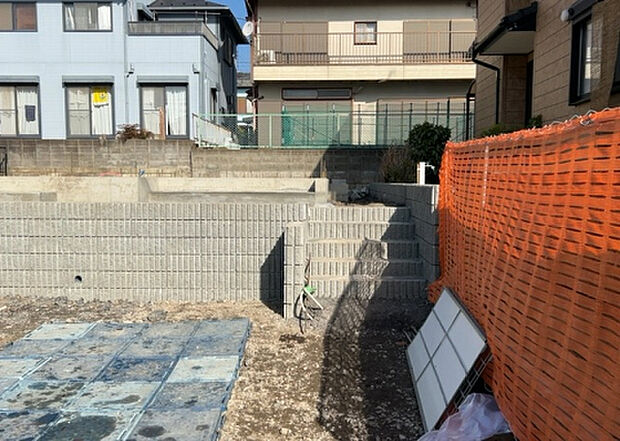 【玄関_2】玄関は、狭すぎると複数人で使いにくく、広すぎても無駄な空間になりがちです。最低2畳を目安にして、家の広さとの兼ね合いや家族の人数を考慮して決めるとよいでしょう。現地を見学して快適な玄関を選びましょう！