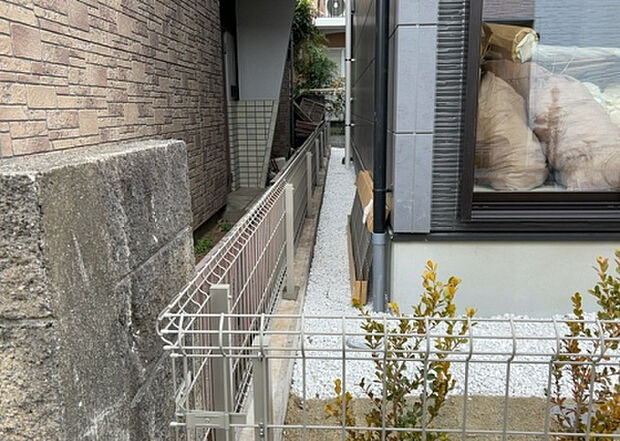 【庭_2】庭のある家に住むことのメリットとして、子どもたちの遊び場を確保できること、ガーデニングや家庭菜園を楽しめること、明るさを確保できることがあります。また、配置を工夫することでプライバシーが確保できます。