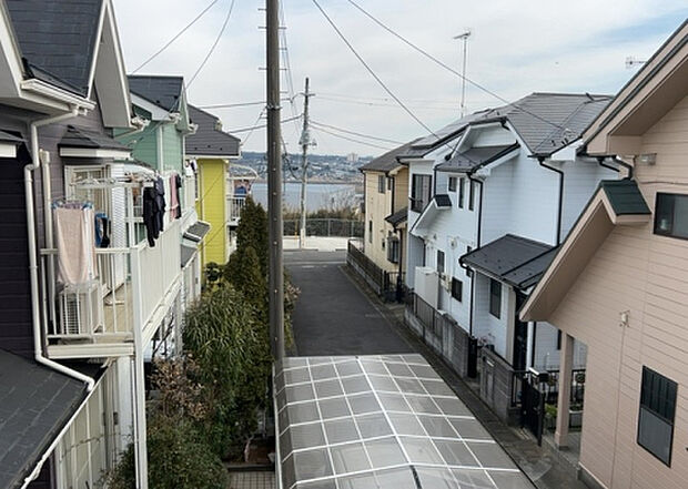 【物件からの展望】眺望を気にして物件を探す場合、前面に建物が建っていないか現地で確認しましょう！前面に建物があると景色はもちろん、日当たりや風通しにも影響が出てきます。住んだ時のことを想像しながら現地見学をしましょう。