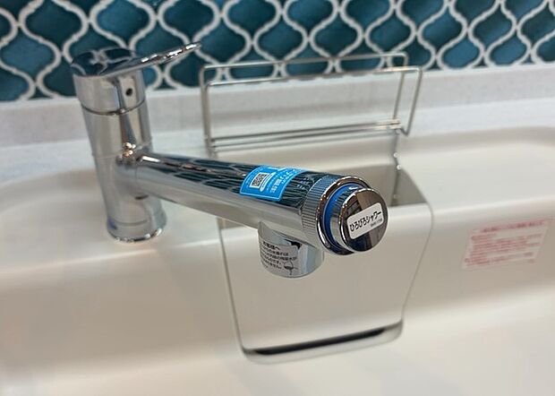 【キッチン水栓】キッチン水栓は、毎日必ず使うものだからこそ、使いやすさが重要です。シャワーヘッドの切り替えがスムーズか、吐水量が調節できるか、水しぶきが飛び散りにくい構造か、浄水機能が付いているかなど、日々の家事を快適にするための機能が数多くあります。また、デザインも多種多様なので、キッチン全体の雰囲気に合わせたものを選ぶことができます。