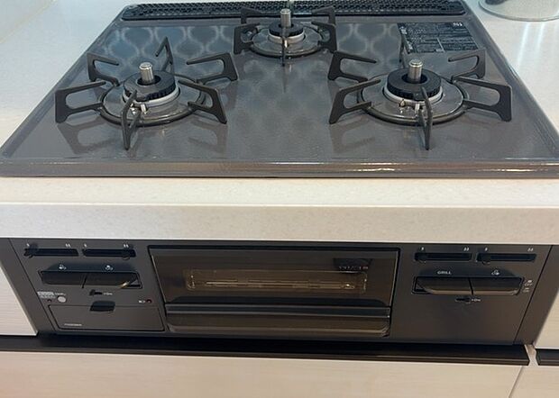 【キッチンコンロ】キッチンコンロは、料理の質を大きく左右する重要な設備です。火力調整のしやすさ、グリル機能の有無、安全装置の充実度など、選ぶポイントがたくさんあります。特に、IHクッキングヒーターは、お手入れのしやすさや安全性が高く、近年人気が高まっています。