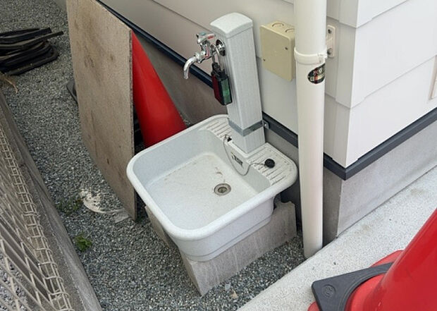 【その他設備】敷地内には、散水栓や立水栓があります。水道水を直接利用できるため、水を運ぶ手間を省くことが出来ます。大量の水を必要とする洗車作業や清掃などに役立ちます。その他設備とあわせて、現地でご確認ください。