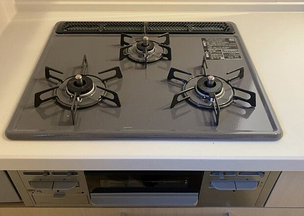 【キッチンコンロ】キッチンコンロは、料理の質を大きく左右する重要な設備です。火力調整のしやすさ、グリル機能の有無、安全装置の充実度など、選ぶポイントがたくさんあります。特に、IHクッキングヒーターは、お手入れのしやすさや安全性が高く、近年人気が高まっています。